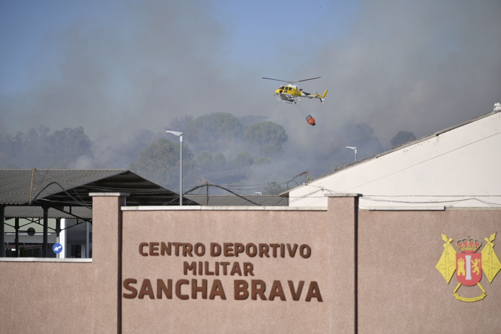 Fotos | Así es el incendio que obliga a desalojar un complejo deportivo en Badajoz