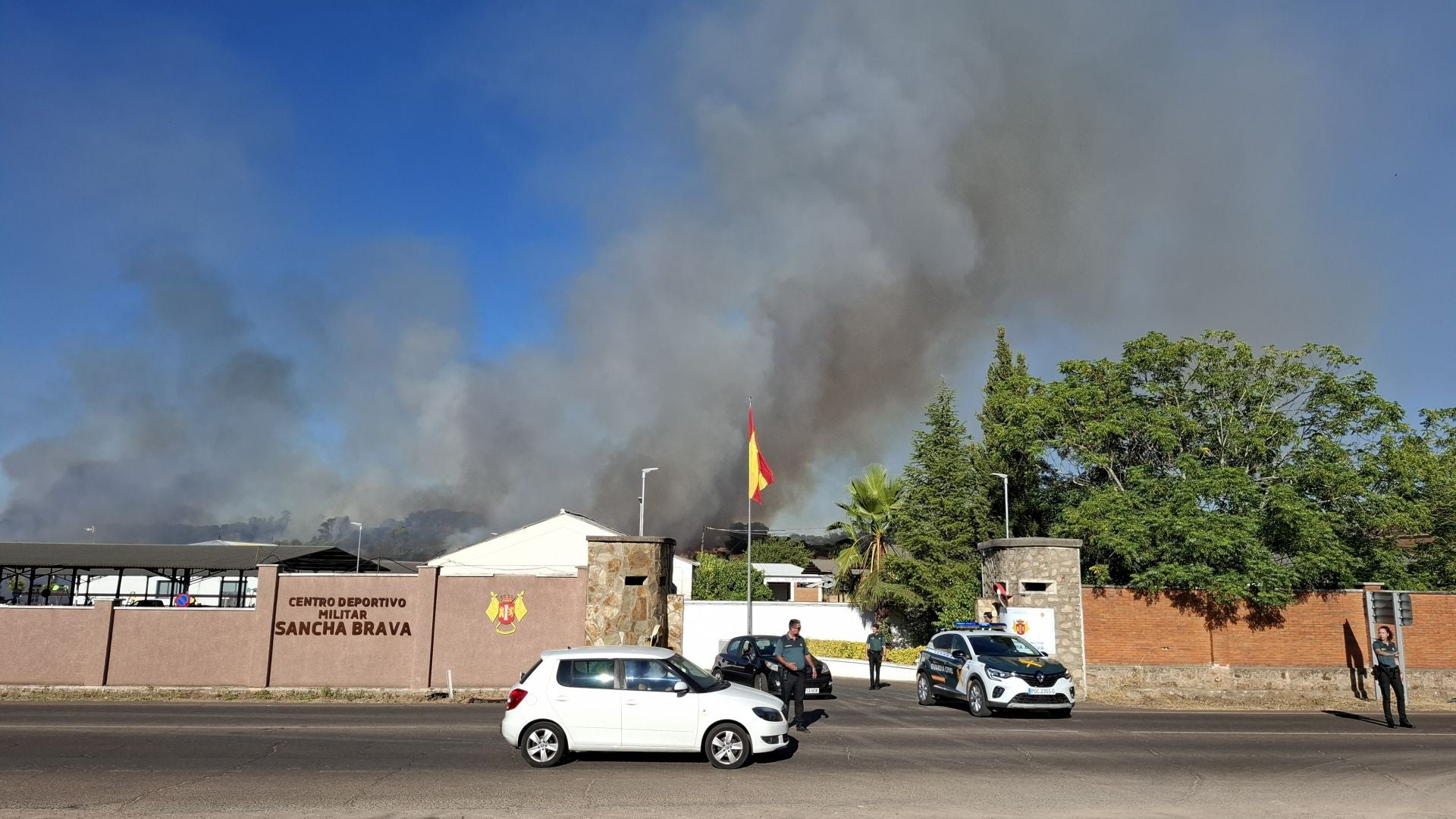 Fotos | Así es el incendio que obliga a desalojar un complejo deportivo en Badajoz