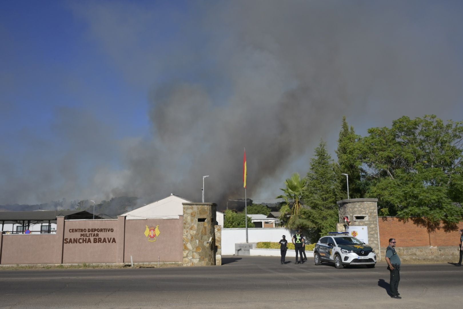 Fotos | Así es el incendio que obliga a desalojar un complejo deportivo en Badajoz