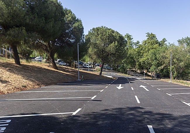 El parking nuevo vacío y al fondo el antiguo con coches aparcados.