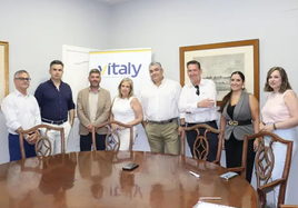 Foto de familia de los representantes de ambas empresas.