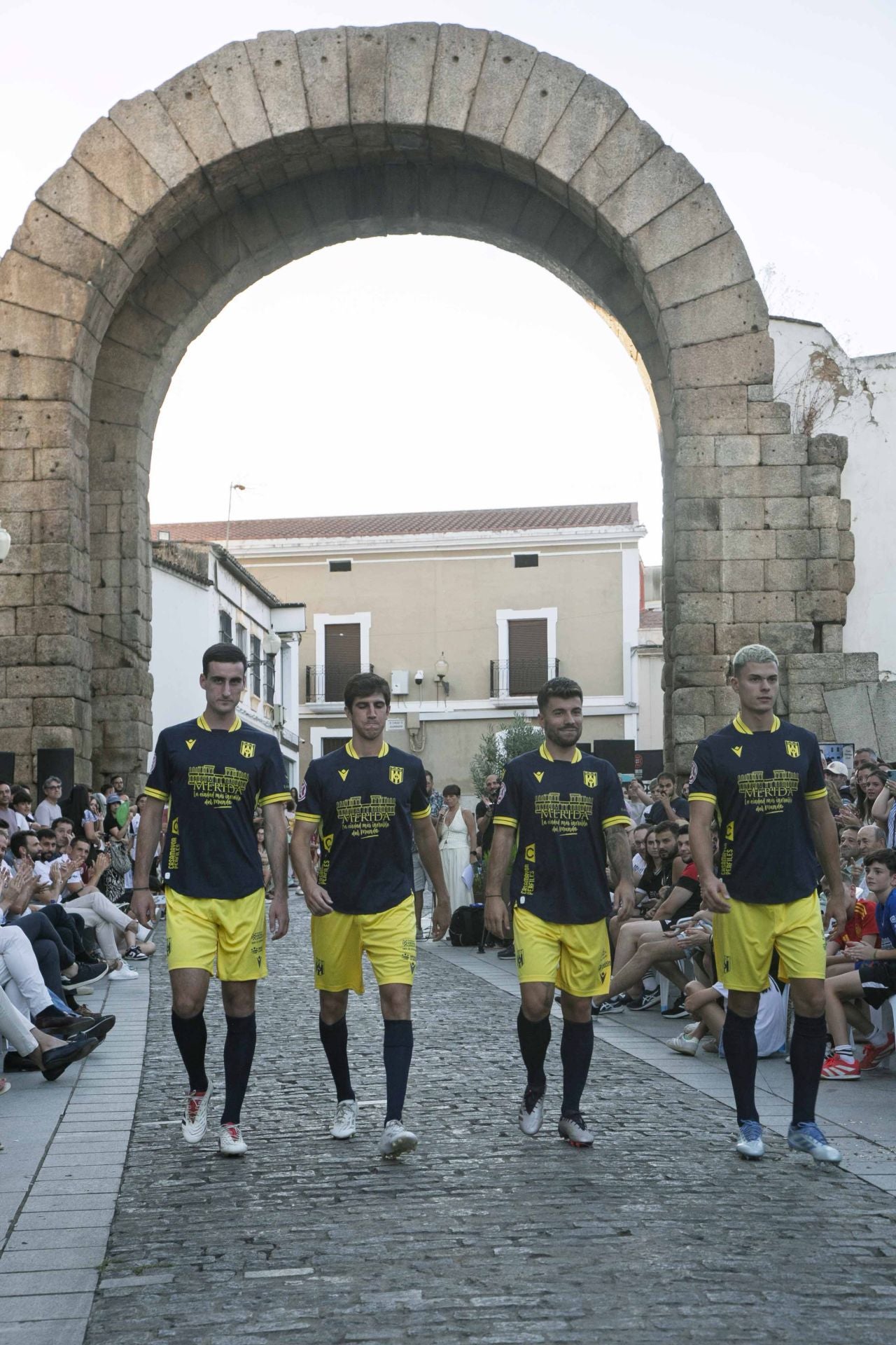 Fotos | Así ha sido la presentación de la nueva equipación del Mérida