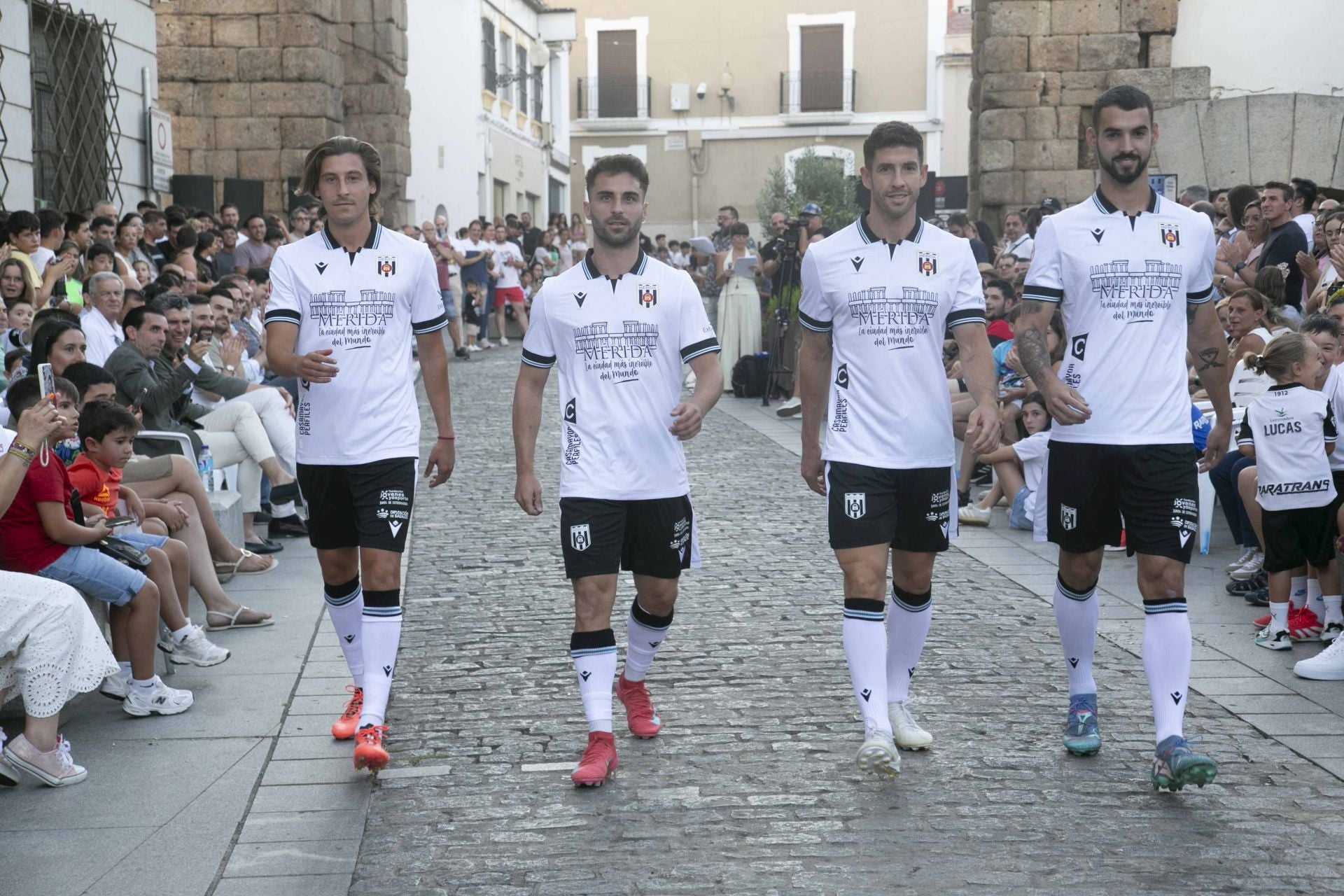 Fotos | Así ha sido la presentación de la nueva equipación del Mérida