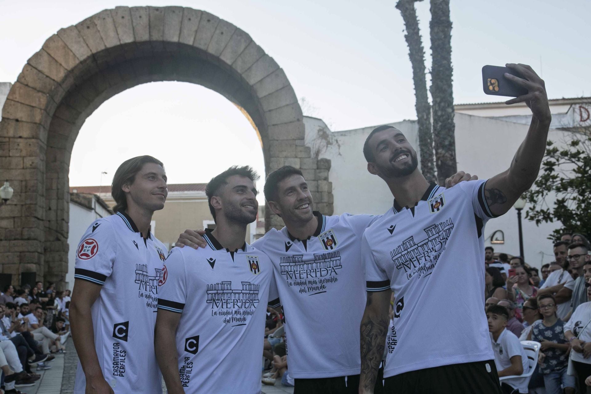 Fotos | Así ha sido la presentación de la nueva equipación del Mérida
