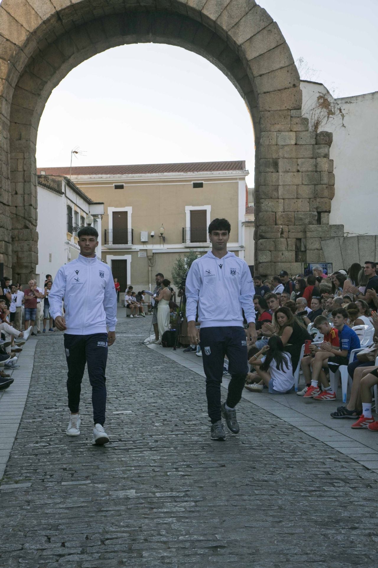 Fotos | Así ha sido la presentación de la nueva equipación del Mérida