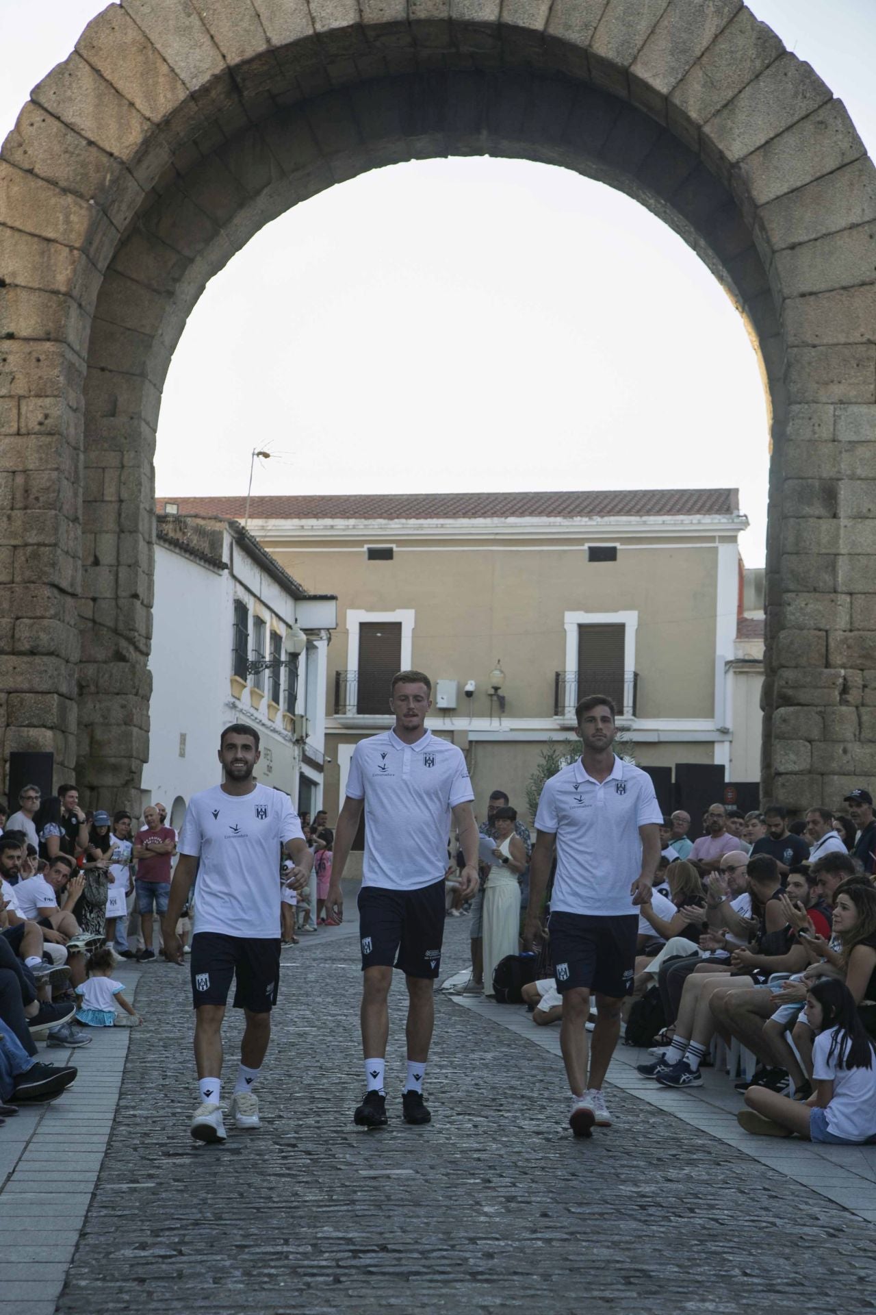 Fotos | Así ha sido la presentación de la nueva equipación del Mérida