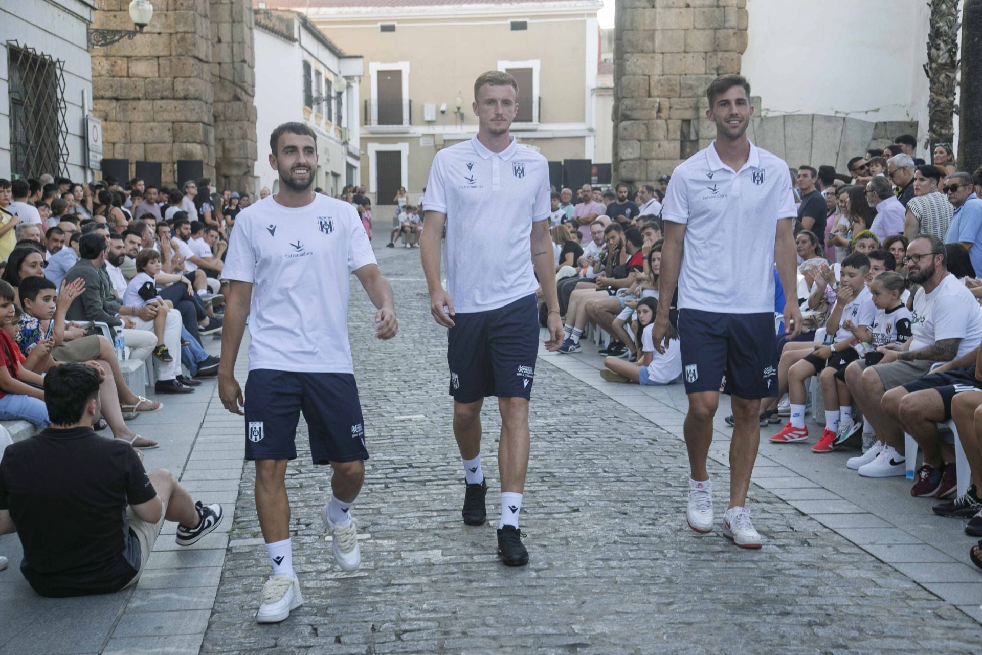 Fotos | Así ha sido la presentación de la nueva equipación del Mérida