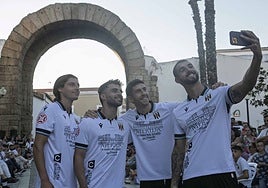 Los jugadores Beneit, Doncel, Pipe y Lancho se hacen un selfie con las nuevas camisetas del Mérida con el Arco Trajano de fondo.