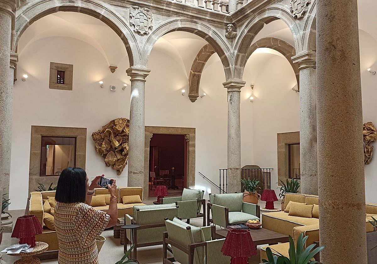 Claustro central del hotel Palacio Godoy de Cáceres, a una semana de su inauguración.