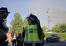 La Policía Local, ayer, ayudando durante el incendio en Sancha Brava.