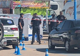 Agentes de Policía Nacional y Local en el lugar en el que ha aparecido un cadáver en Villanueva de la Serena.