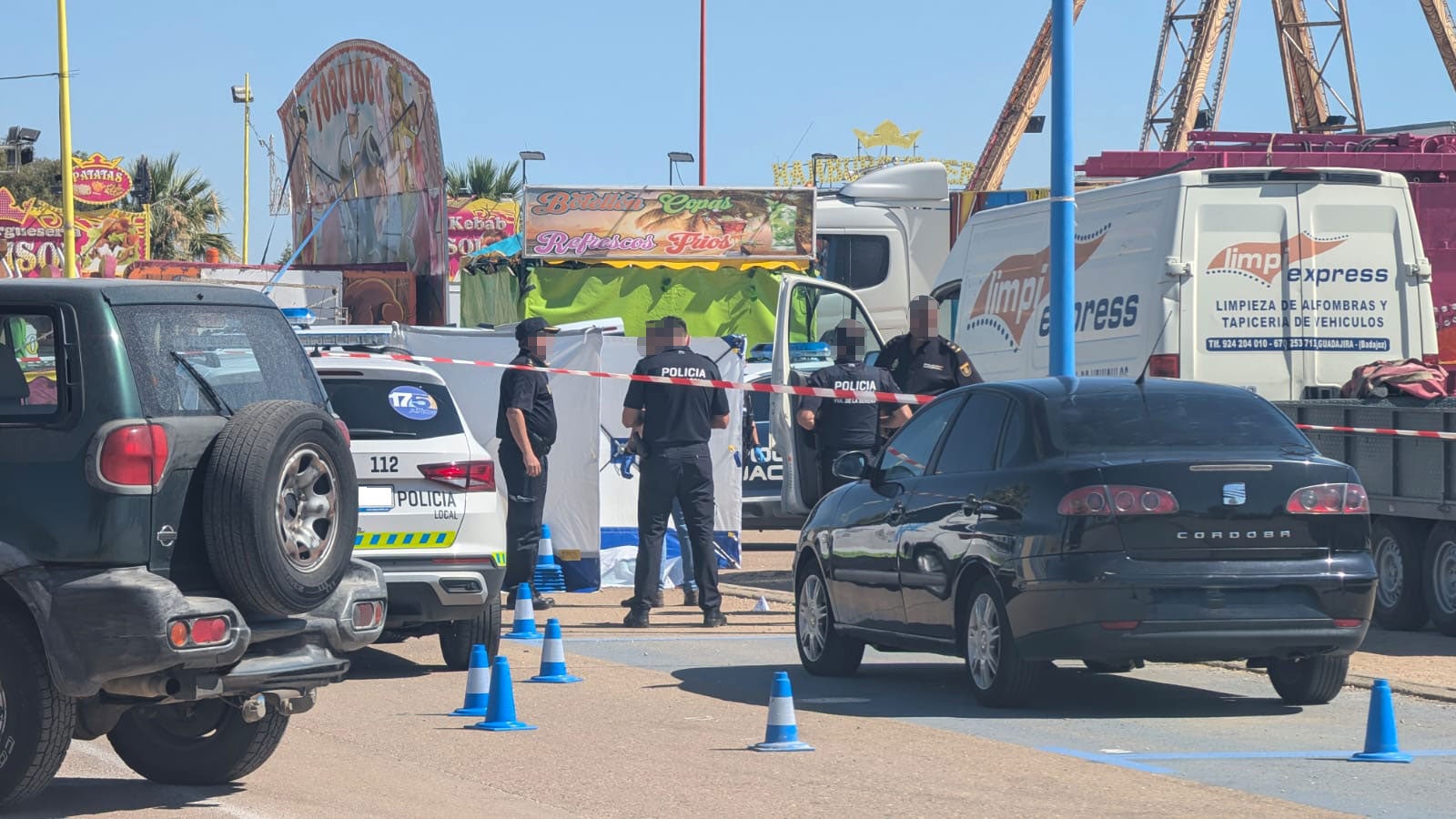 Agentes de Policía Nacional y Local en el lugar en el que ha aparecido un cadáver en Villanueva de la Serena.