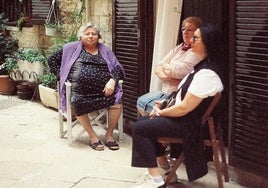 Tres mujeres tomando el fresco