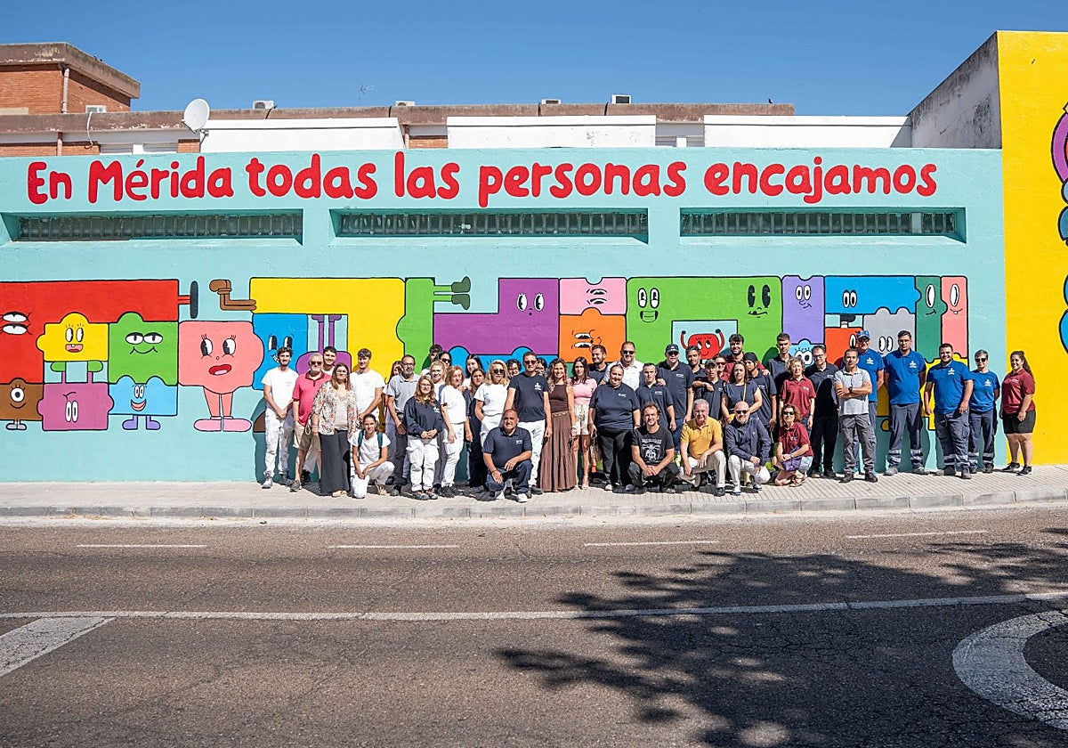 Mural en la fachada del CEE 'Emérita Augusta' con las personas que lo han hecho posible y las que fueron a conocerlo ayer, entre otras, el alcalde.