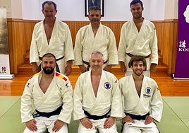Los seis judocas pacenses en el centro Kodokan de Japón.