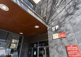 Entrada al Palacio de Justicia de Cáceres.