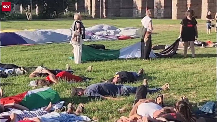Una gran bandera, lecturas y música en apoyo al pueblo palestino en Mérida