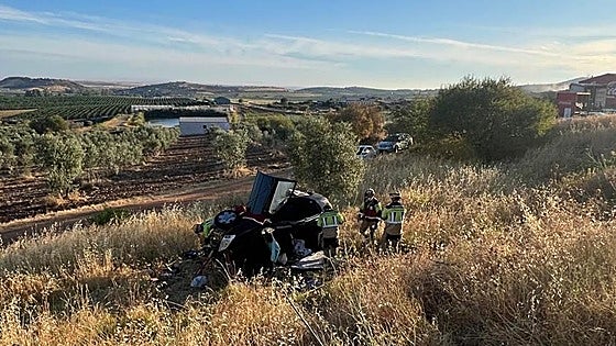 Reabierta la carretera de Alange tras un accidente entre dos camiones y un coche que deja tres heridos