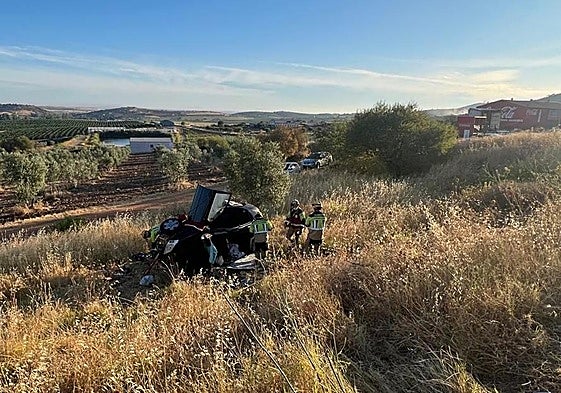 Los bomberos del Cpei de la Diputación de Badajoz excarcelando al conductor de coche implicado en el accidente.