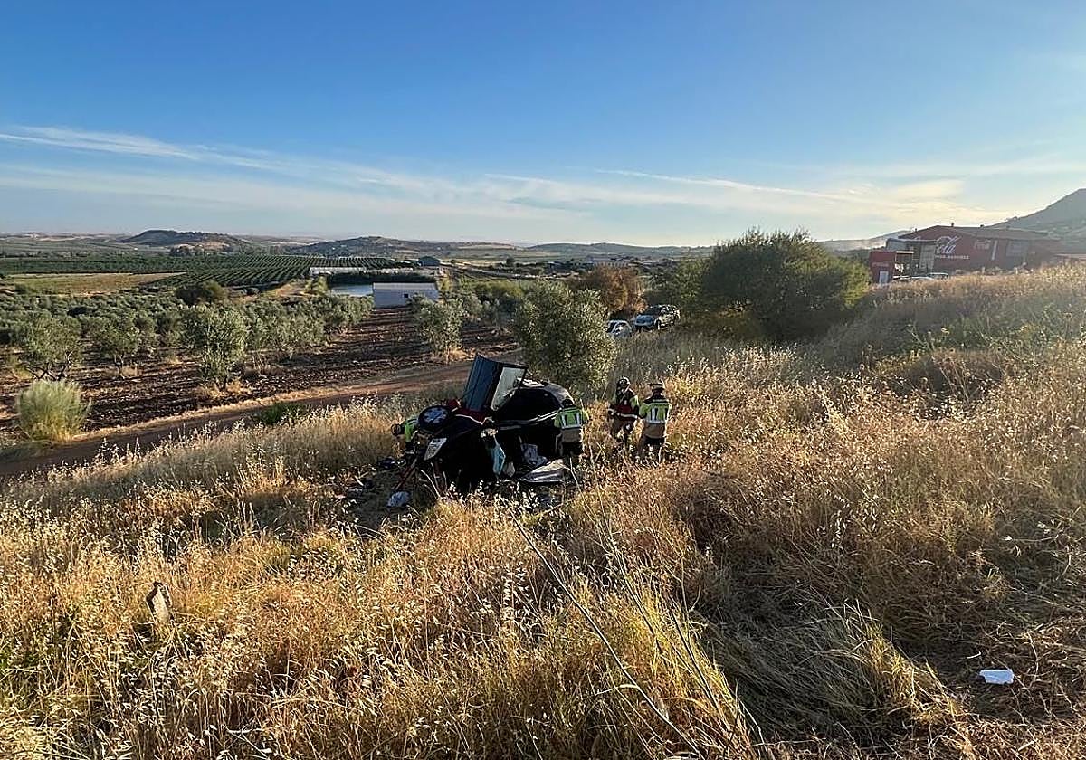 Los bomberos del Cpei de la Diputación de Badajoz excarcelando al conductor de coche implicado en el accidente.