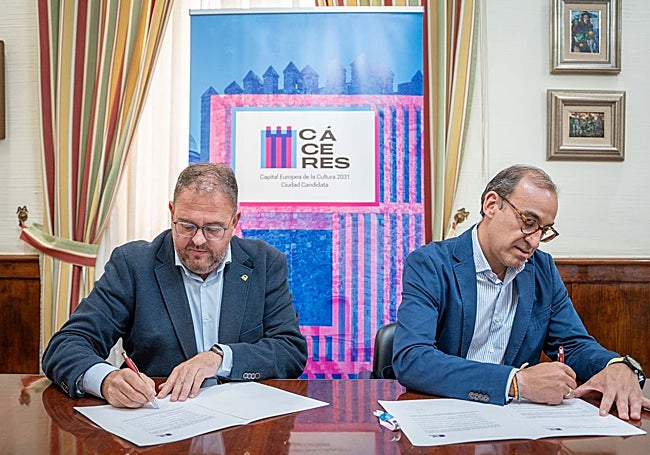 Los alcaldes de Mérida y Cáceres firman el manifiesto de adhesión.