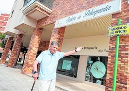 Francisco Sansón muestra la placa que han colocado en la que era su calle.