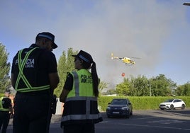Policías locales desplegados en uno de los incendios.