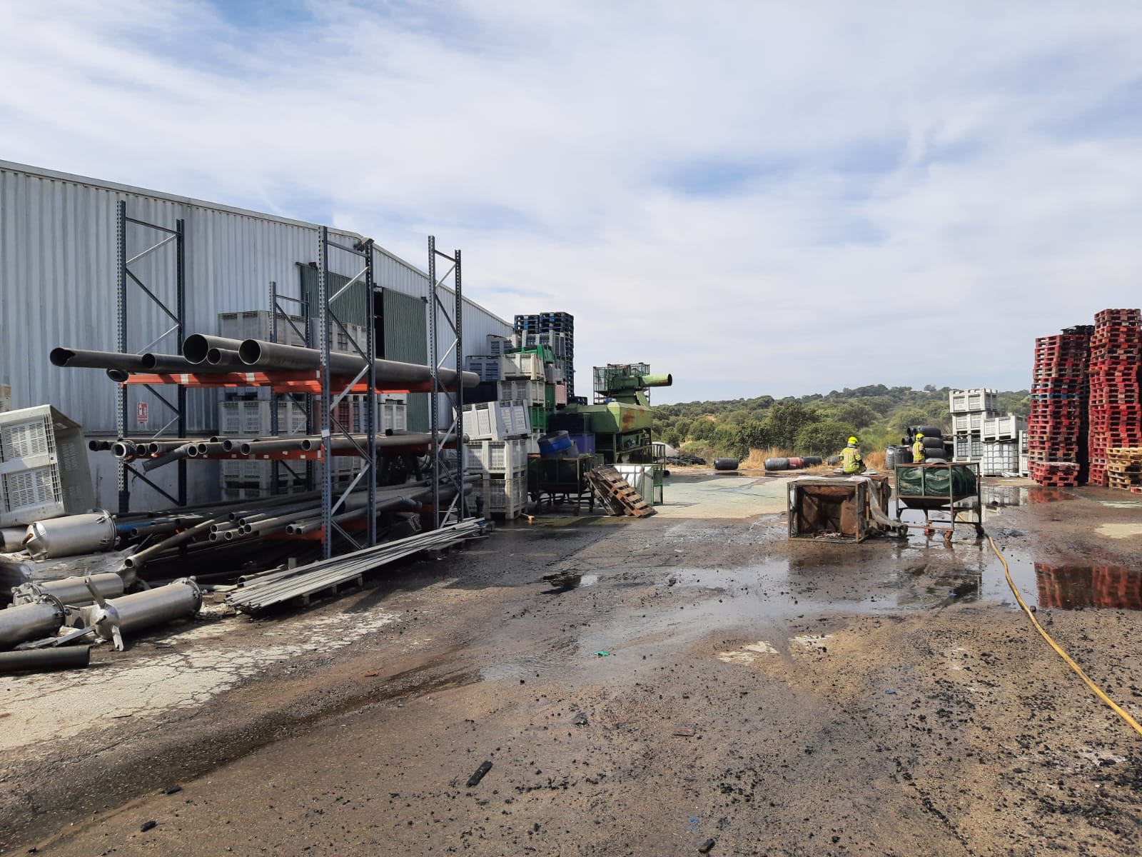Fotos | Imágenes del incendio junto a la empresa Acenorca en Montehermoso