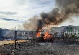 El fuego se encuentra activo tanto dentro de las instalaciones como en el exterior.
