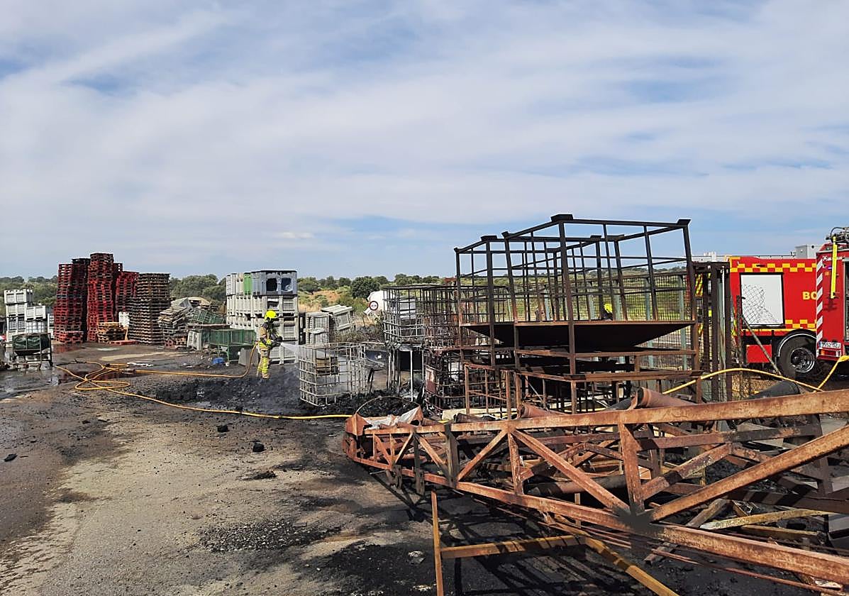 Fotos | Imágenes del incendio junto a la empresa Acenorca en Montehermoso