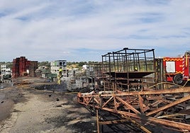 Fotos | Imágenes del incendio junto a la empresa Acenorca en Montehermoso