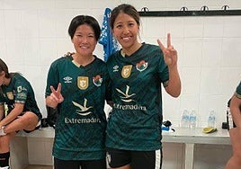 Akari Otsuka junto a Midori Yushimura durante su primera etapa en el Cacereño Femenino.