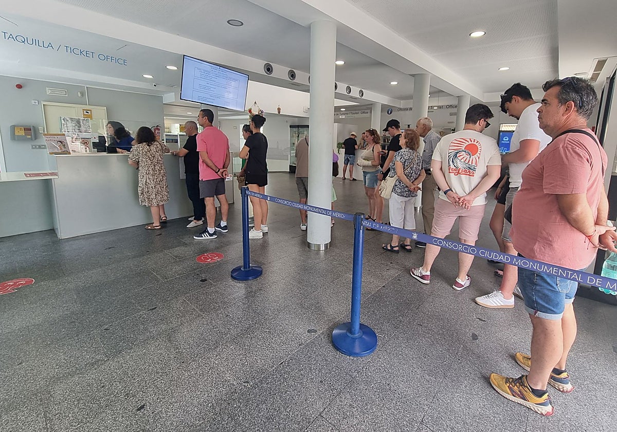 Un grupo de personas en las taquillas del Teatro y Anfiteatro para comprar las entradas, este jueves.