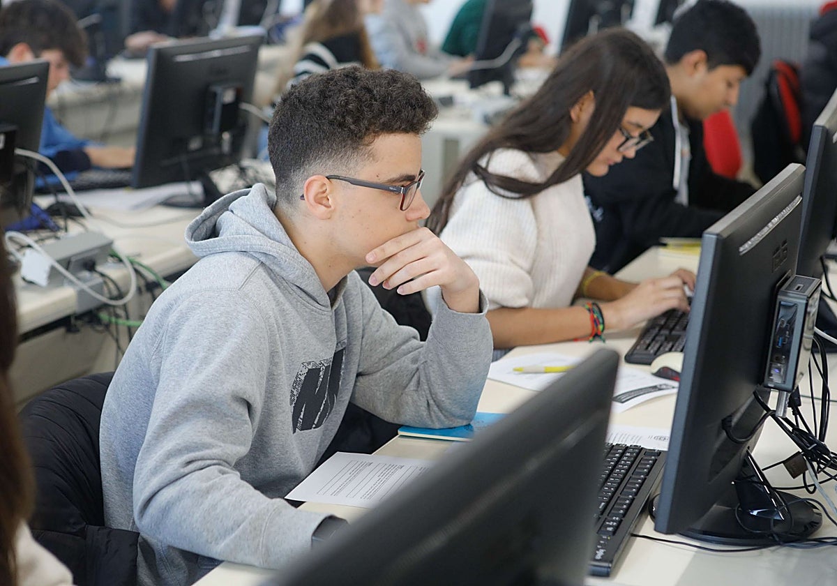 Alumnos de la Escuela Politécnica de Cáceres durante la olimpiada informática de Extremadura en 2024.