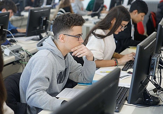 Alumnos de la Escuela Politécnica de Cáceres durante la olimpiada informática de Extremadura en 2024.