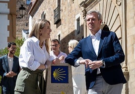 María Guardiola y Alfonso Rueda, presidente de la Xunta, inauguran el monolito Xacobeo en la plaza de Santiago de Cáceres.
