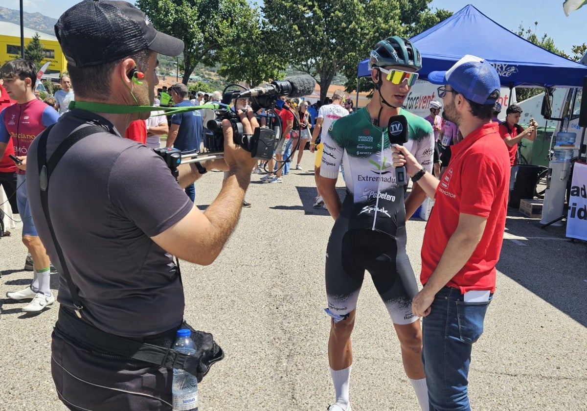 Adrián Benito, del Pebetero, atiende a los medios en la Vuelta a la Comunidad de Madrid.