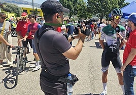 Adrián Benito, del Pebetero, atiende a los medios en la Vuelta a la Comunidad de Madrid.
