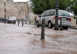 Calle Morería junto al Paseo de Roma inundada tras la rotura de una tubería de agua.
