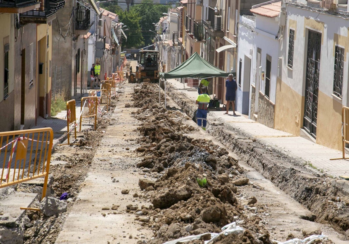 Zanja abierta en la barriada de San Juan, en el noreste de la ciudad, para la renovación de la red de abastecimiento de agua.