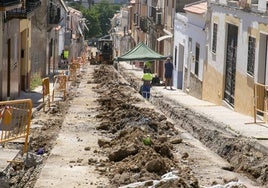 Zanja abierta en la barriada de San Juan, en el noreste de la ciudad, para la renovación de la red de abastecimiento de agua.