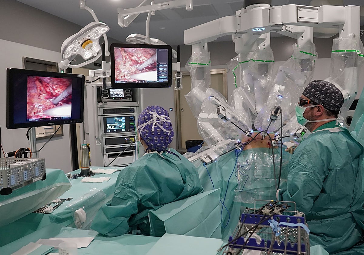 Intervención quirúrgica en un hospital de la región.