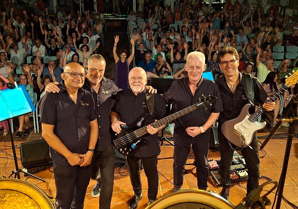 'Los Míticos Play boys' con sus seguidores en un concierto