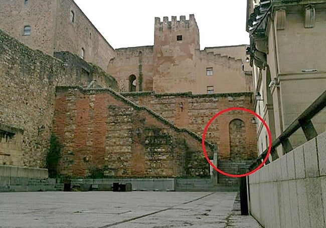 En el círculo, el lugar del Foro de los Balbos donde iría el monumento.
