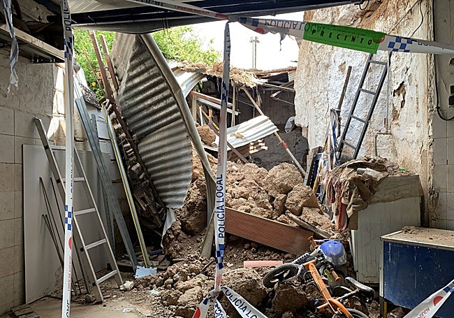 Zona del patio de la vivienda que fue precintada tras el derrumbe de abril.