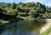 El pueblo extremeño donde puedes bañarte en tres piscinas naturales y comer junto al río