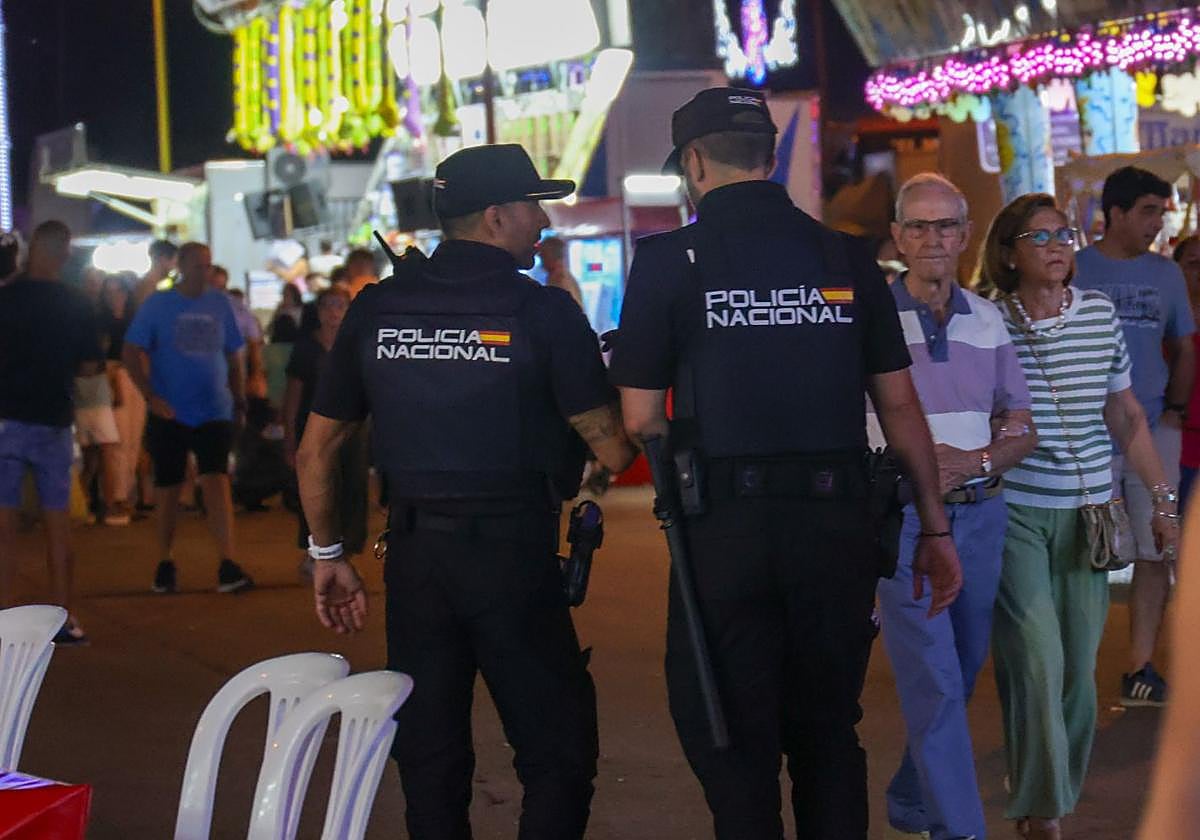 Agentes de Policía Nacional este jueves en el recinto ferial de Villanueva de la Serena.