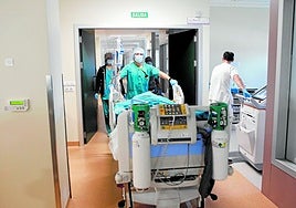 Un sanitario traslada a un paciente a la UCI del Hospital Universitario de Cáceres.