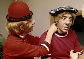 Fofó arregla lapeluca a Miliki enuna de sus actuacionespor toda España.