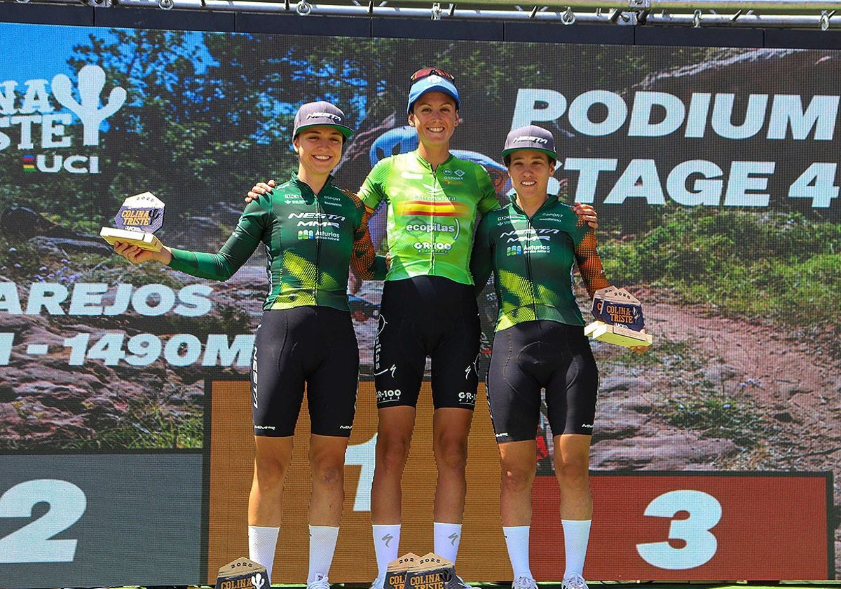 Natalia Fischer en lo más alto del podio acompñada de Sofía Rodríguez y Lucía González.